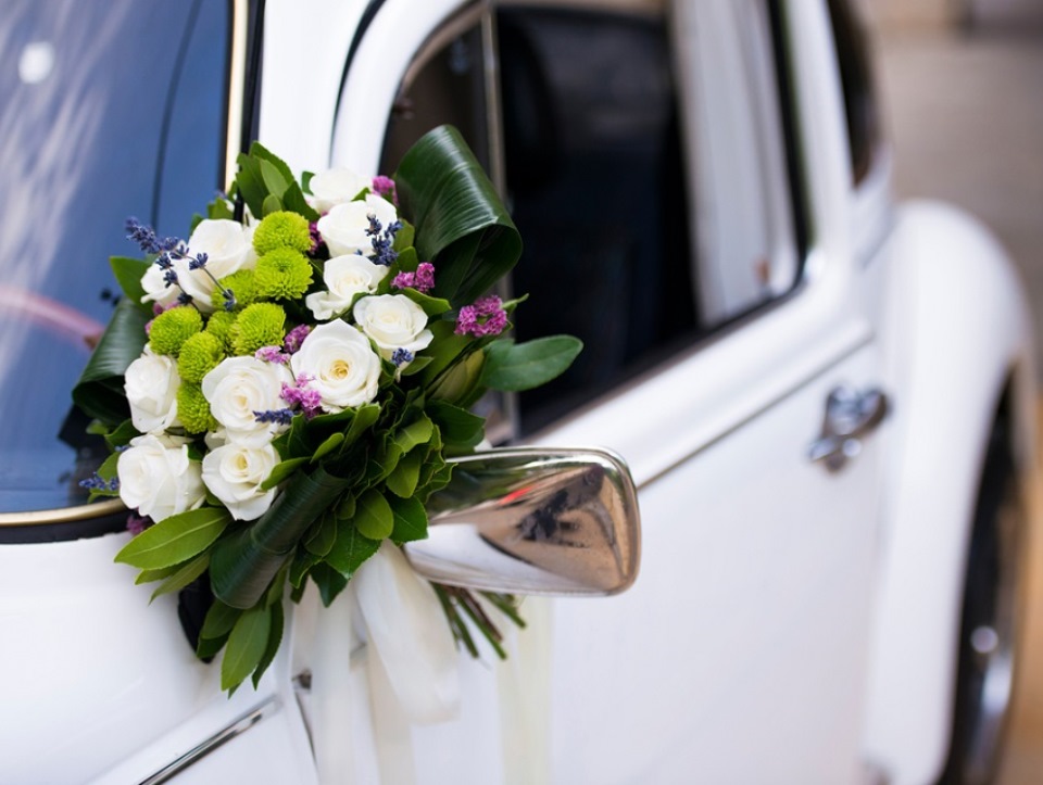 Украшение машины на свадьбу: секреты стильного оформления